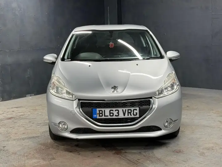 Peugeot 208 2014 photo 2