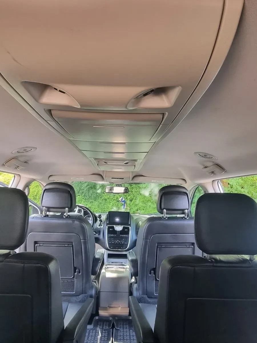 Lancia Voyager 2012 photo 2