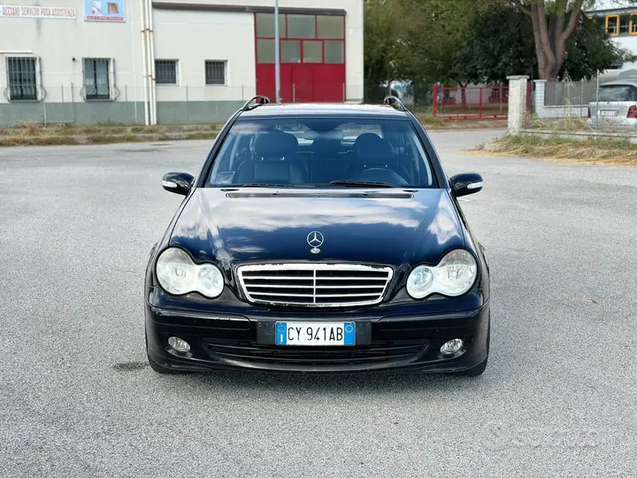 Mercedes-Benz C 220 2004 photo 2