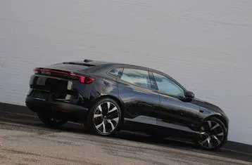 Polestar 4 2025 photo 2