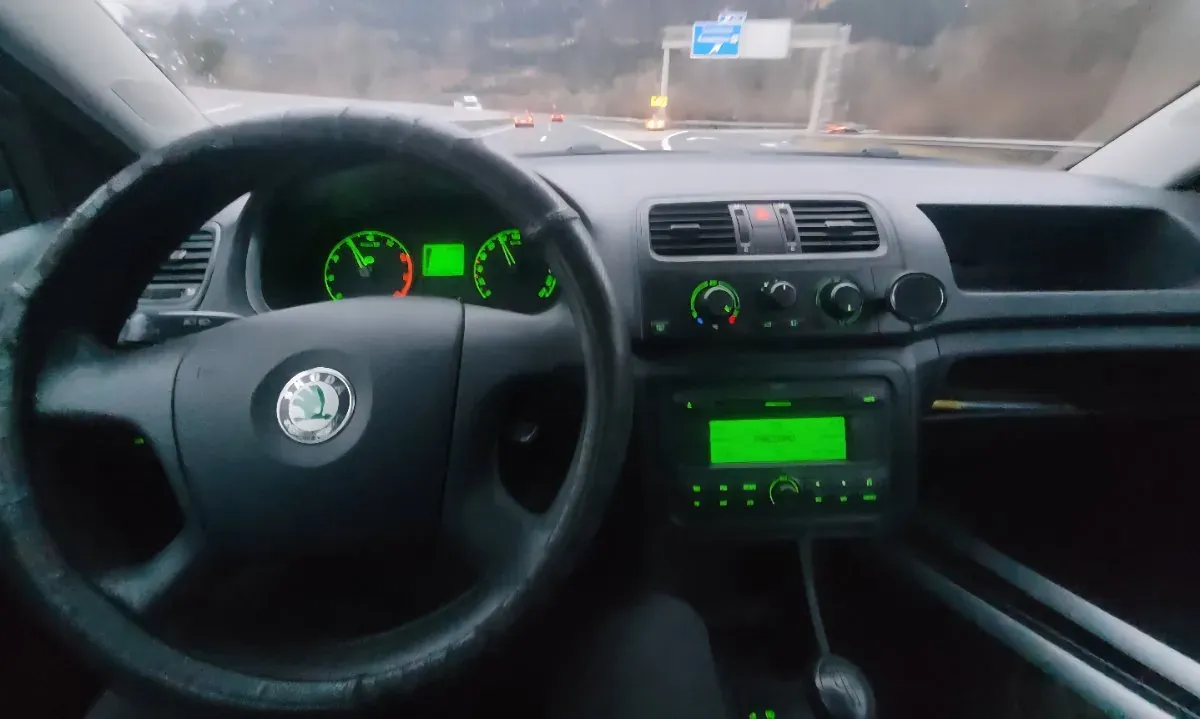 Skoda Fabia 2008 photo 3