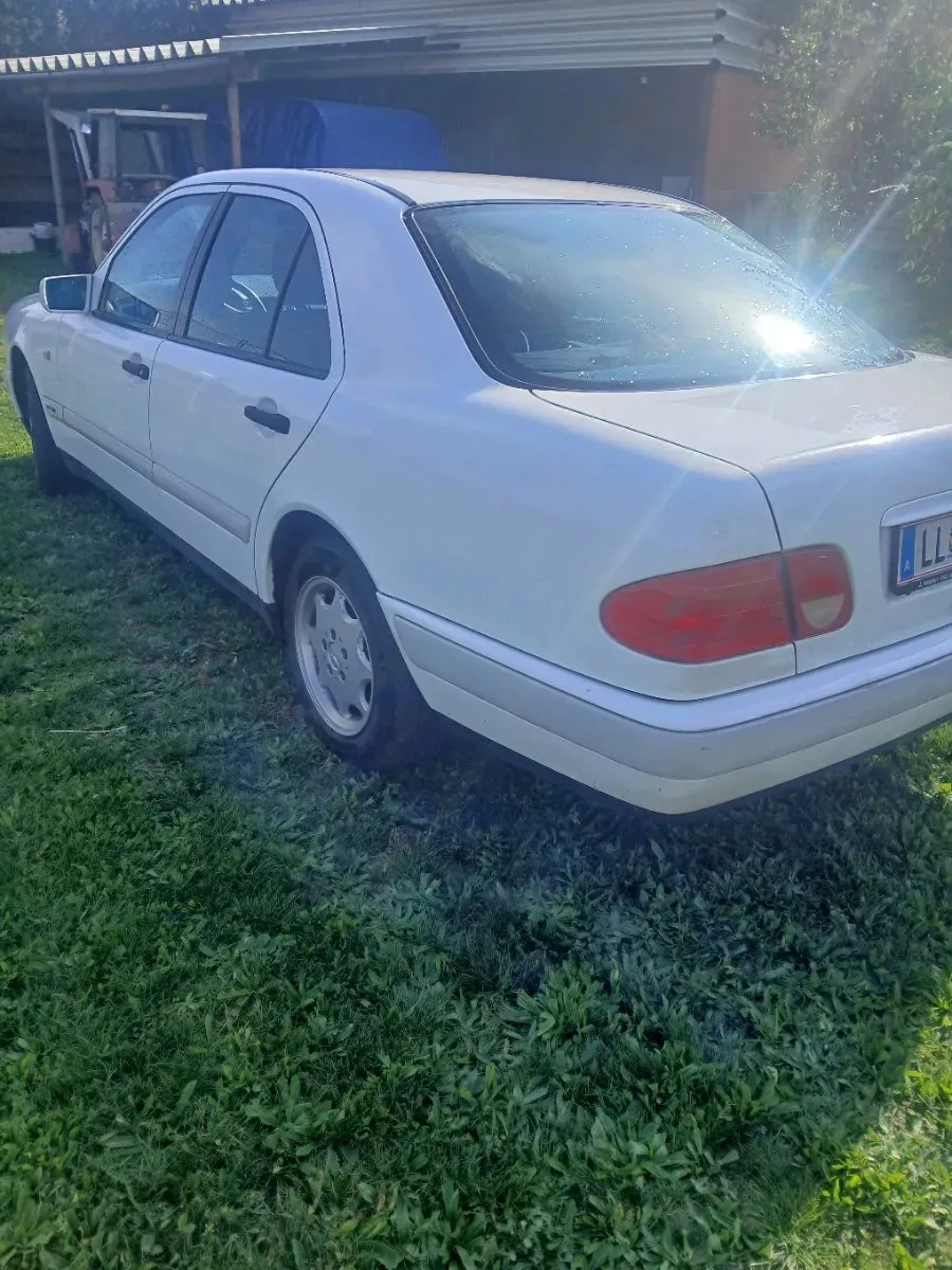 Mercedes-Benz E-Class 1997 photo 3