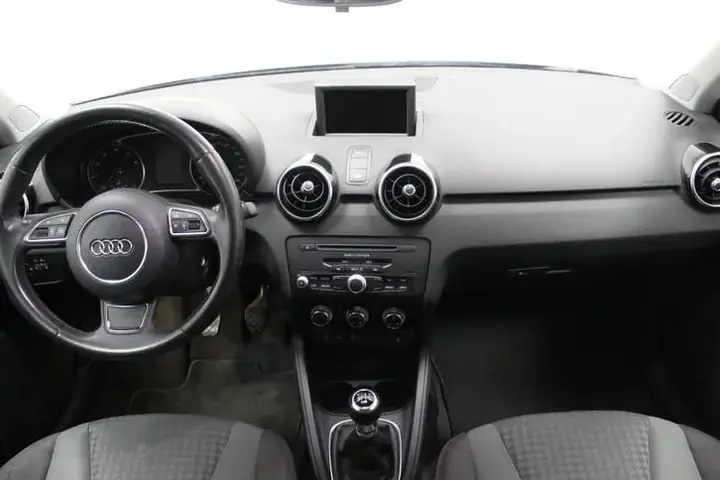 Audi A1 2010 photo 2