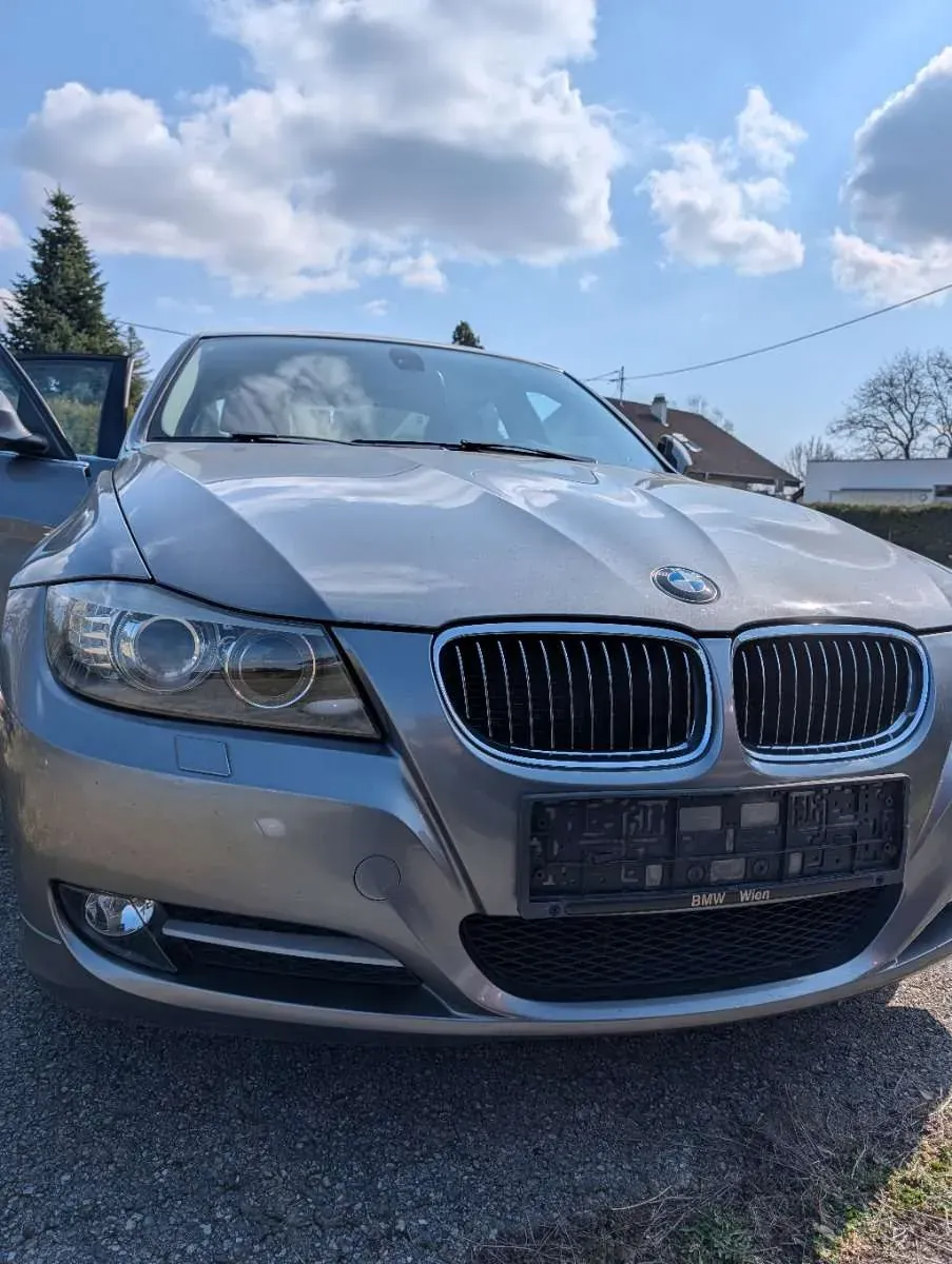 BMW 3 Series 2011 photo 2