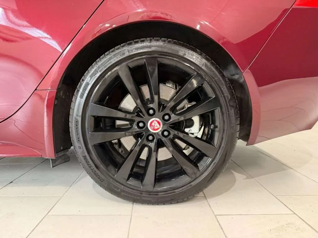 Jaguar Xe 2016 photo 4