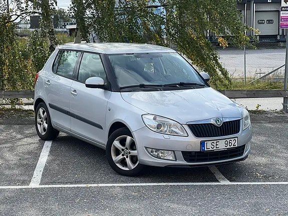 Skoda Fabia 2011 photo 2