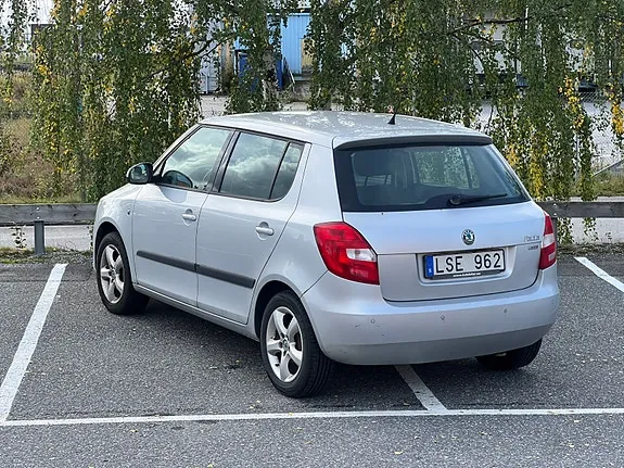 Skoda Fabia 2011 photo 3