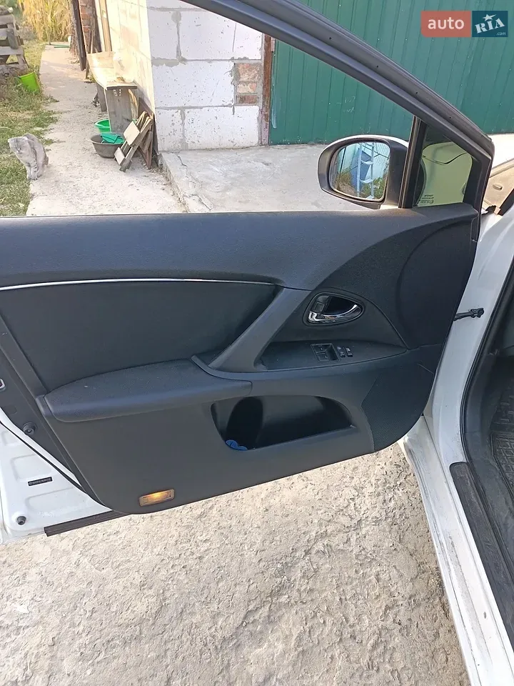 Toyota Avensis 2012 photo 3
