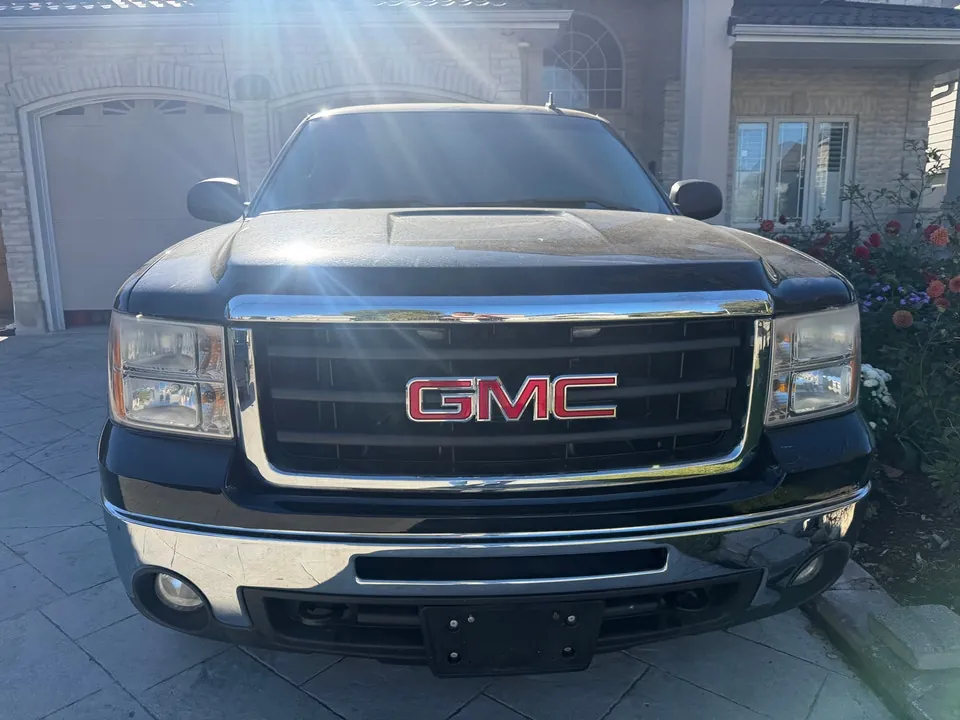 GMC Sierra 2011 photo 2
