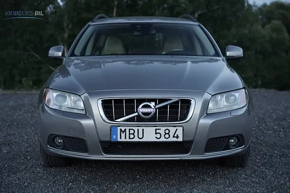 Volvo V70 2012 photo 2