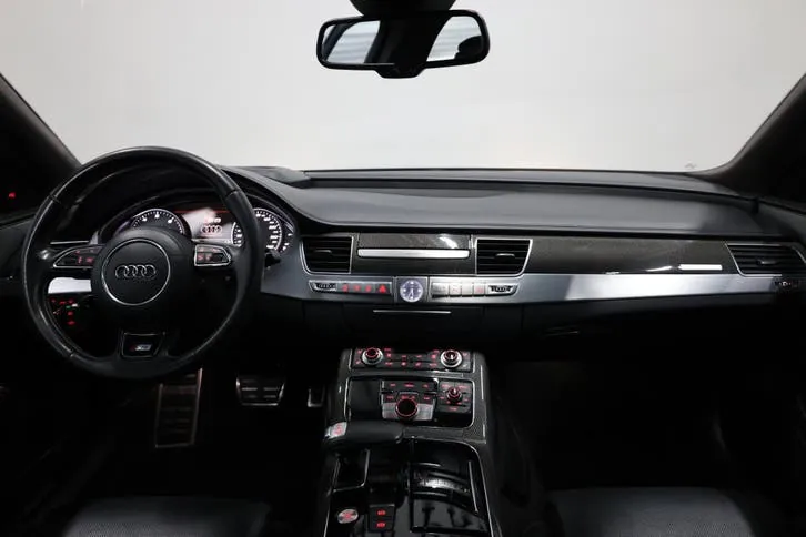 Audi S8 2015 photo 2