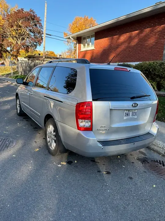 Kia Sedona 2012 photo 3