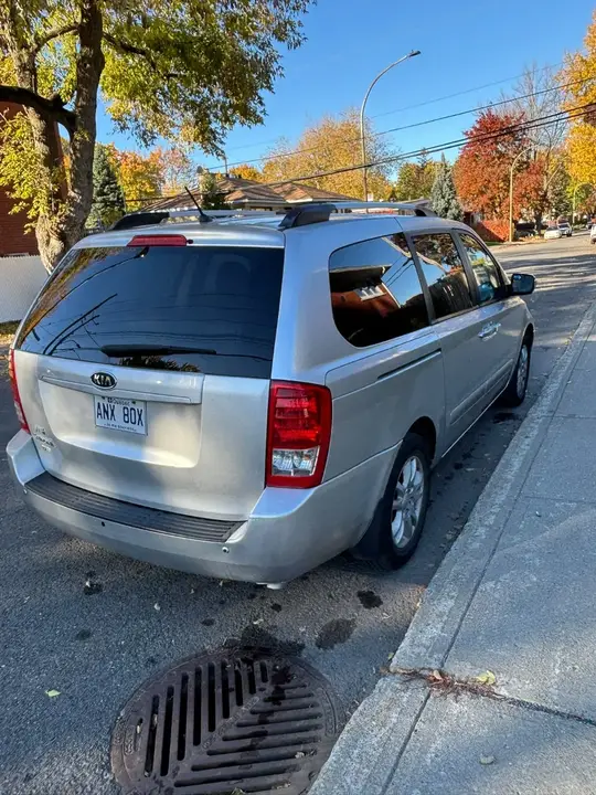 Kia Sedona 2012 photo 2