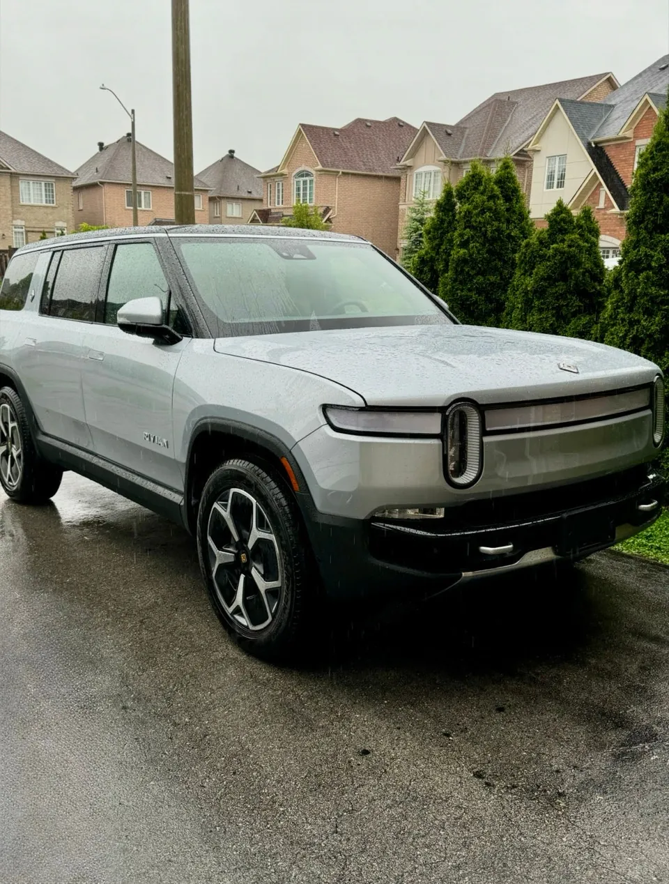 Rivian R1S
