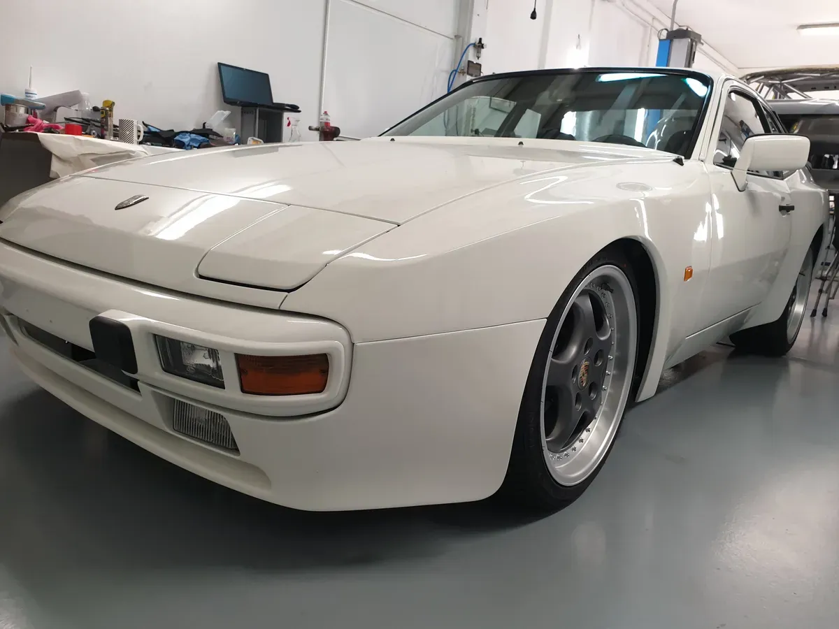 Porsche 944 1984 photo 2