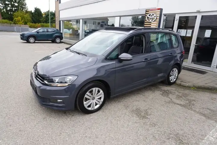 Volkswagen Touran 2021 photo 2