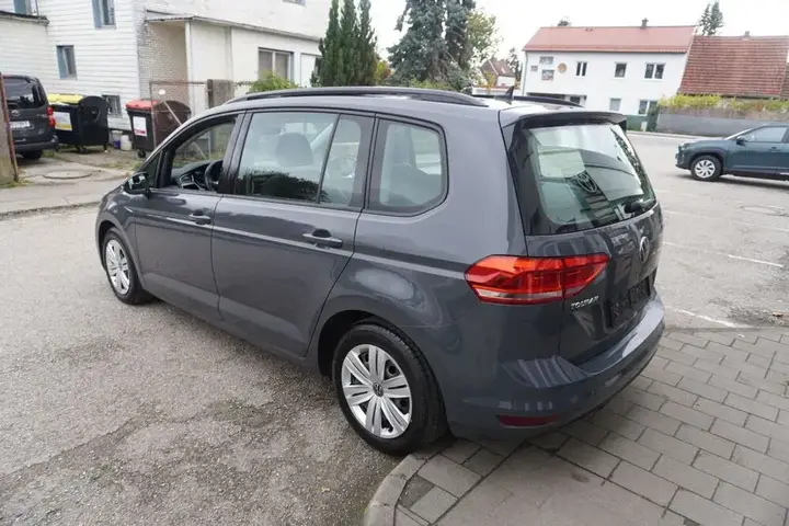 Volkswagen Touran 2021 photo 3