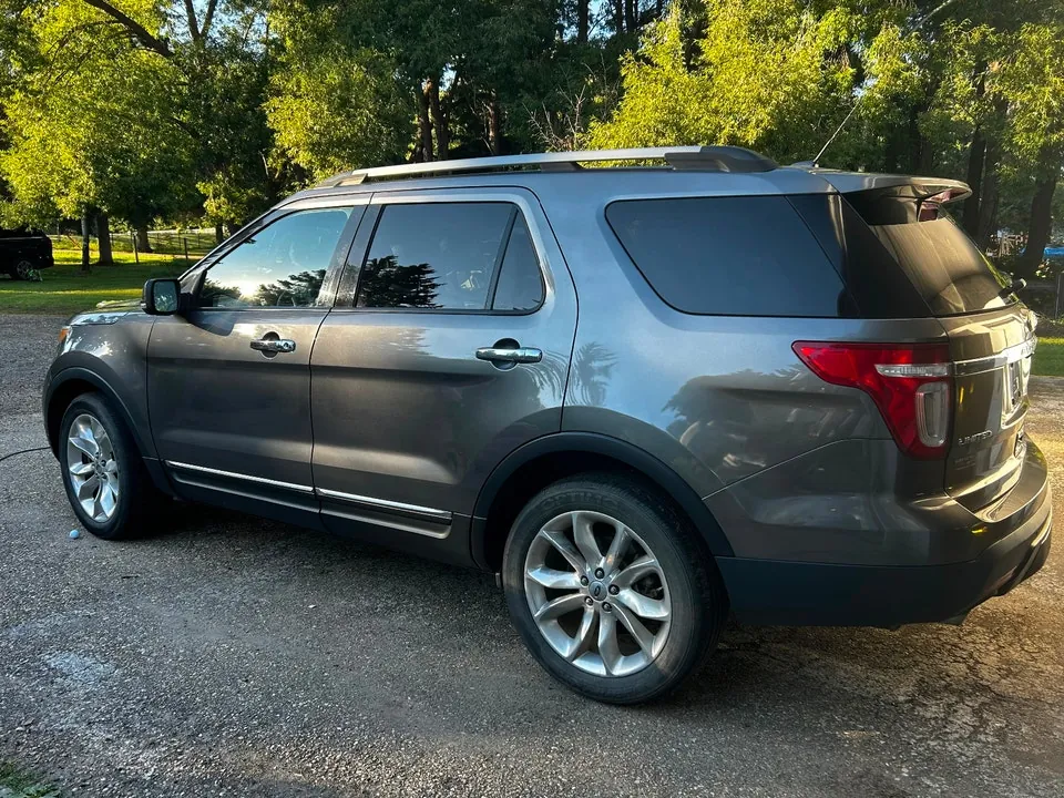 Ford Explorer 2011 photo 2