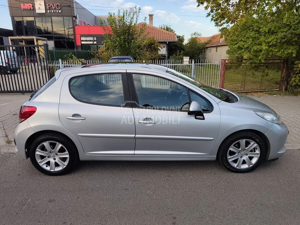 Peugeot 207 2006 photo 2