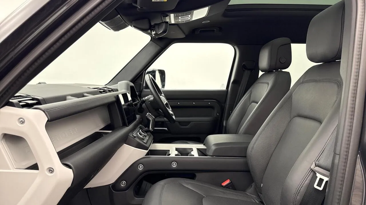 Land Rover Defender 110 2025 photo 3