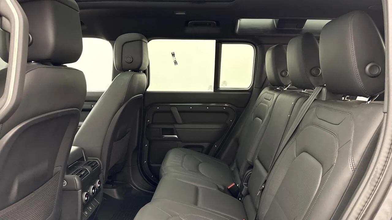 Land Rover Defender 110 2025 photo 4