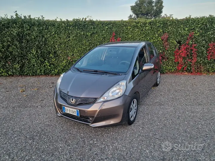 Honda Jazz 2011 photo 2