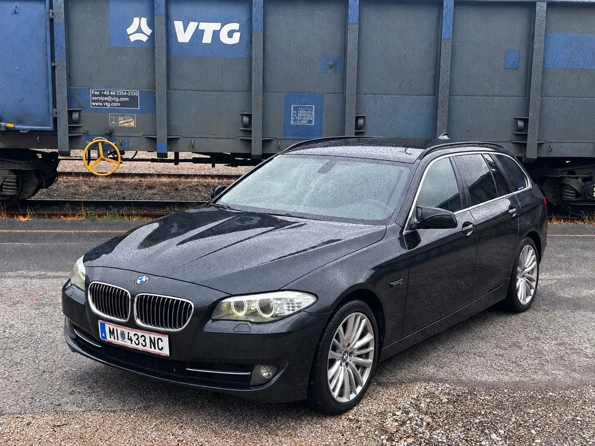 BMW 5 Series 2011 photo 2