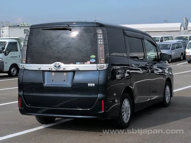 Toyota Voxy 2014 photo 4