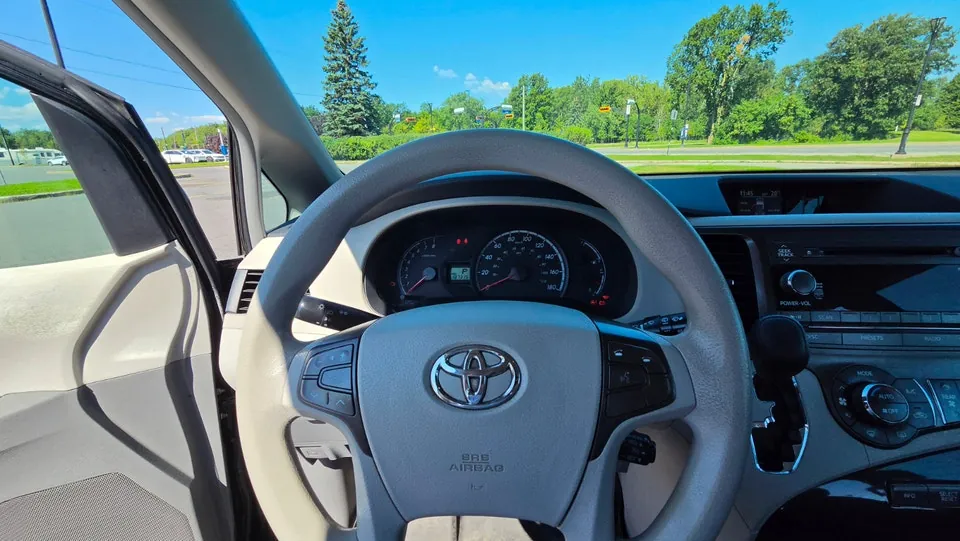 Toyota Sienna 2013 photo 2