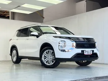 Mitsubishi Outlander 2023 photo 2