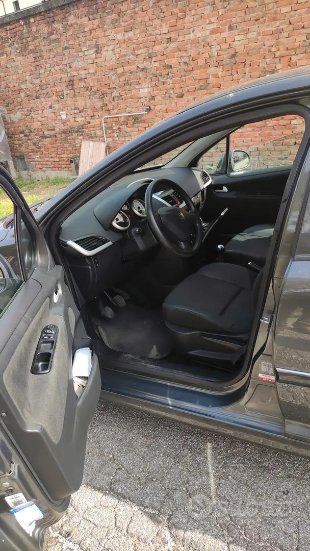Peugeot 207 2011 photo 5