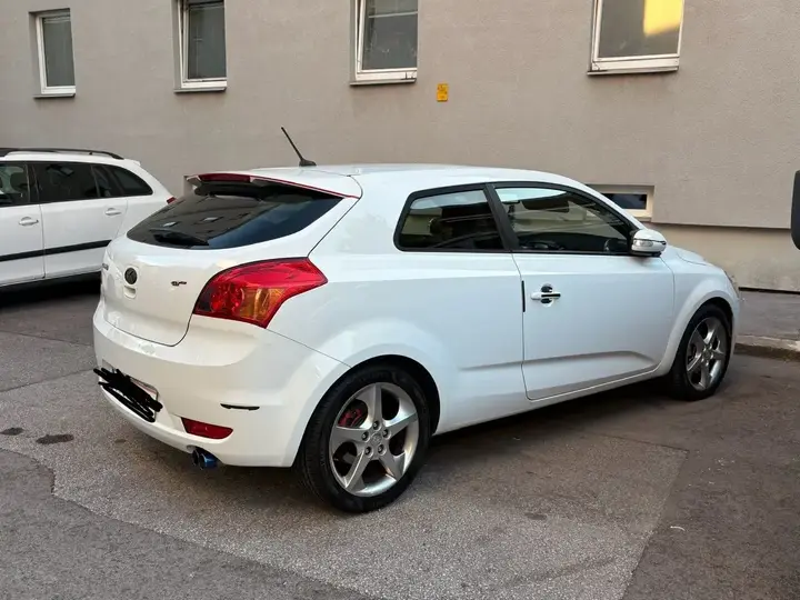 Kia Proceed 2011 photo 2