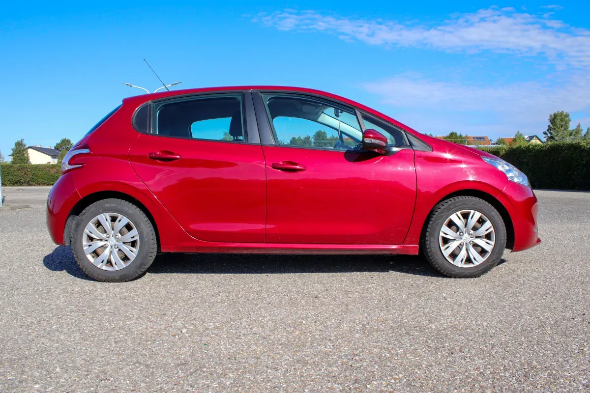 Peugeot 208 2012 photo 2