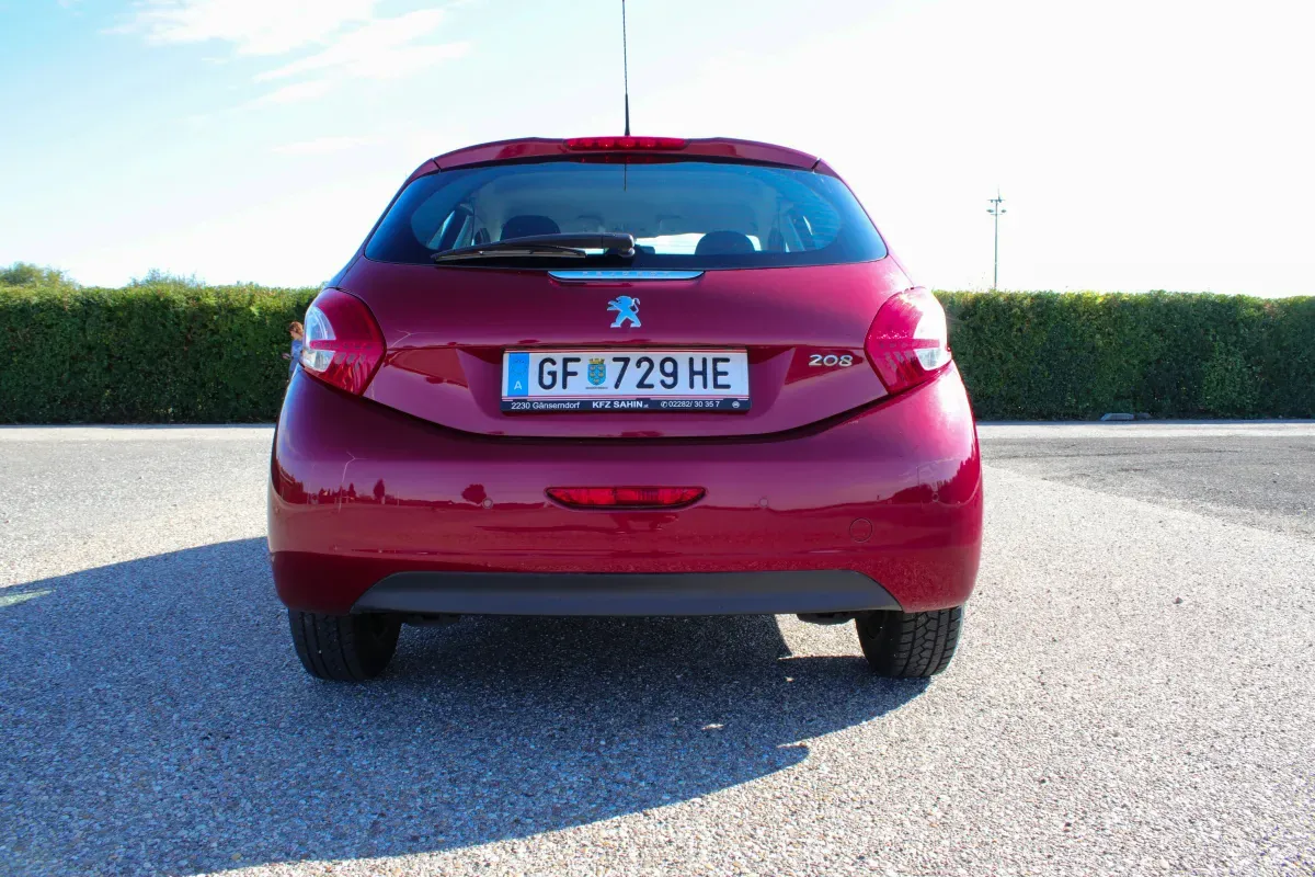 Peugeot 208 2012 photo 3