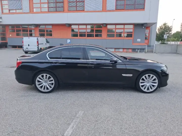 BMW 7 Series 2009 photo 2