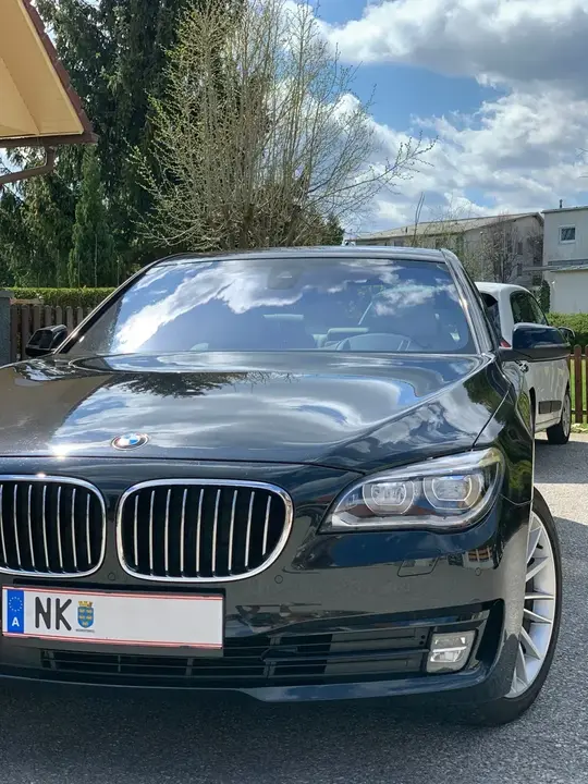 BMW 7 Series 2012 photo 2