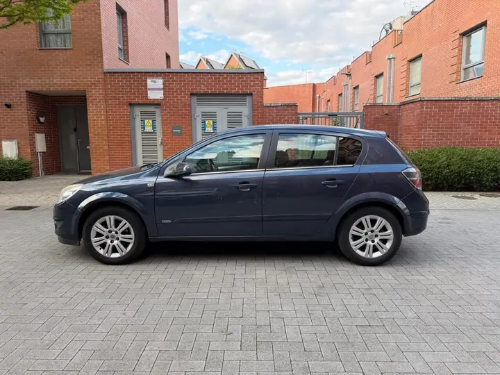 Vauxhall Astra 2009 photo 3