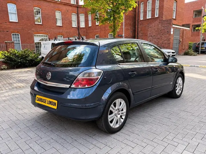 Vauxhall Astra 2009 photo 5