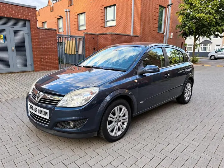 Vauxhall Astra 2009 photo 2