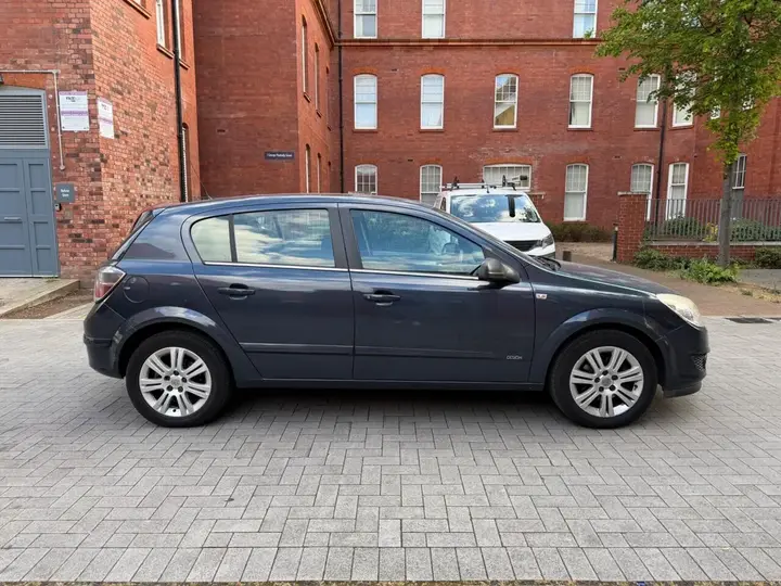 Vauxhall Astra 2009 photo 4