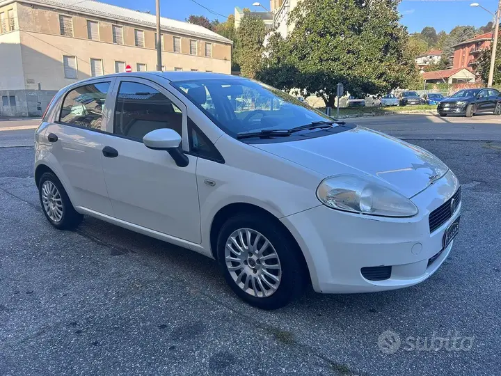 Fiat Grande Punto 2013 photo 3