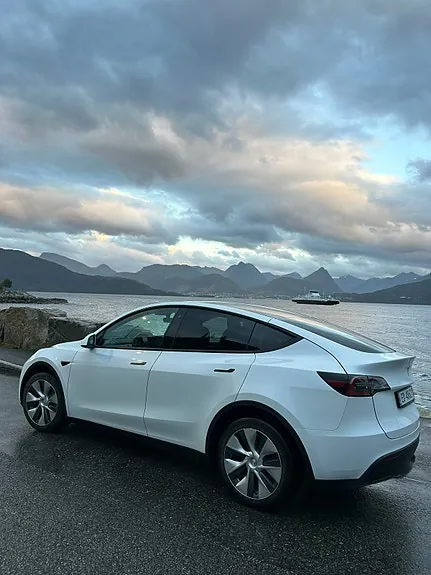 Tesla Model Y 2021 photo 2