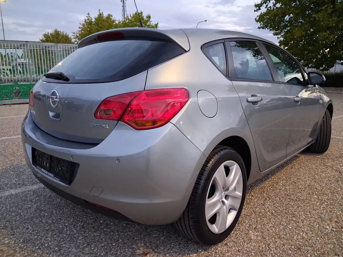Opel Astra 2011 photo 3