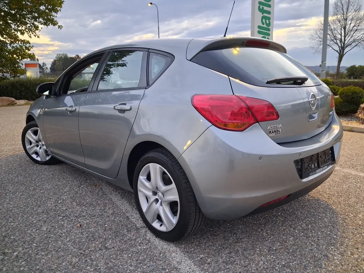 Opel Astra 2011 photo 2