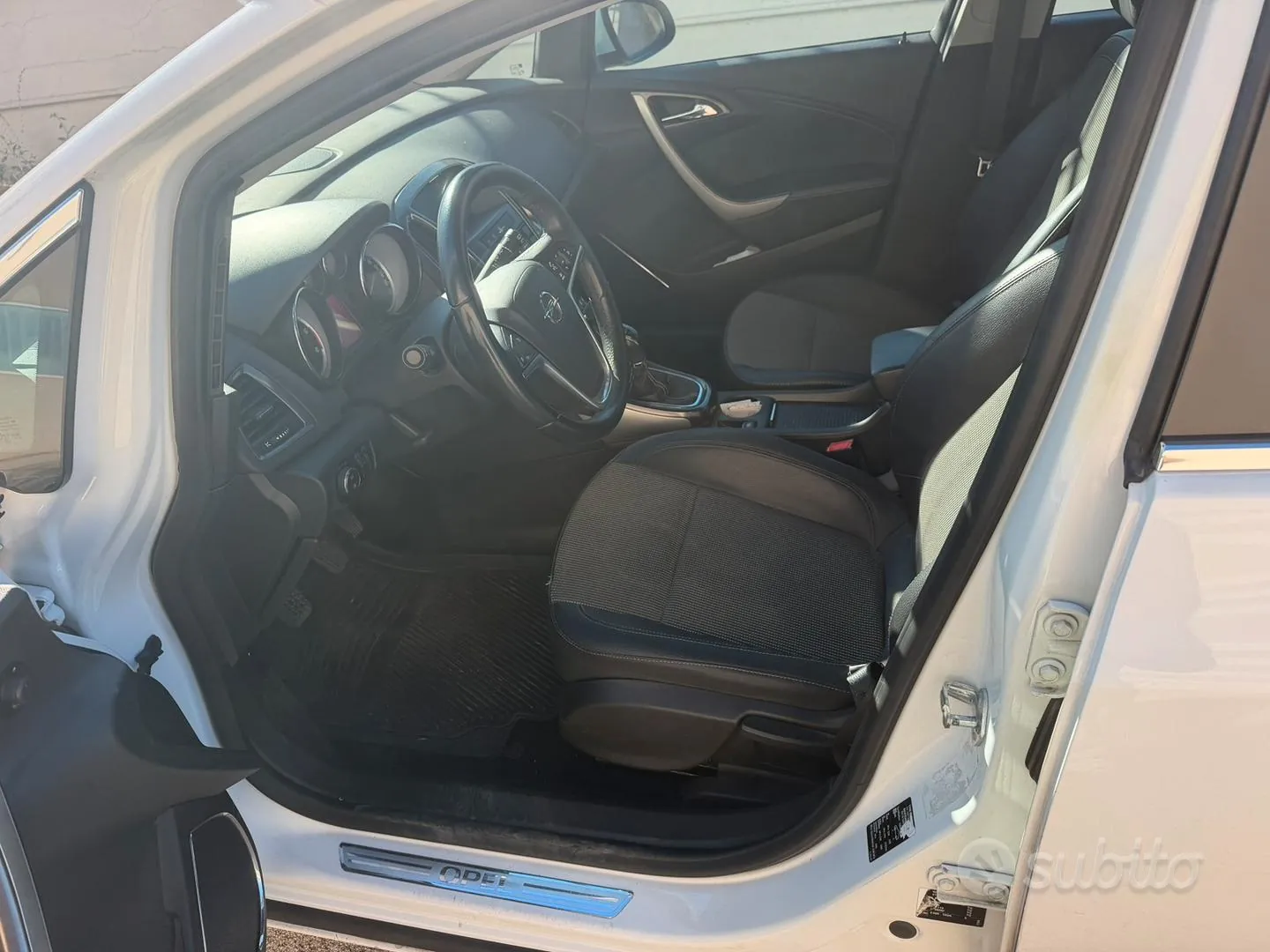 Opel Astra 2010 photo 3