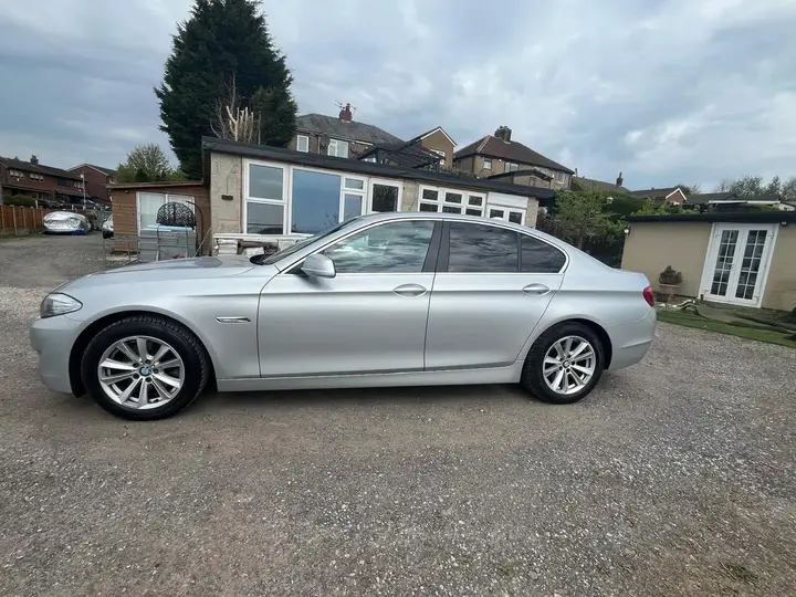 BMW 5 Series 2010 photo 2