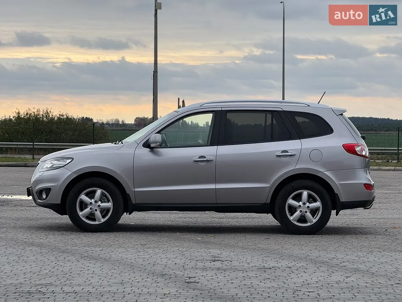 Hyundai Santa Fe 2011 photo 2