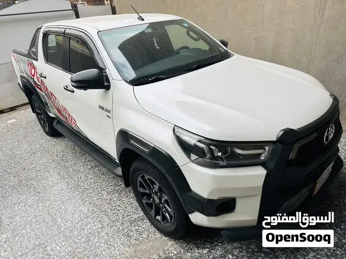 Toyota Hilux 2023 photo 2