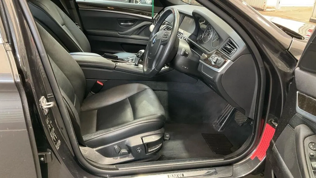 BMW 5 Series 2010 photo 2