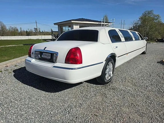 Lincoln Town Car 2005 photo 4